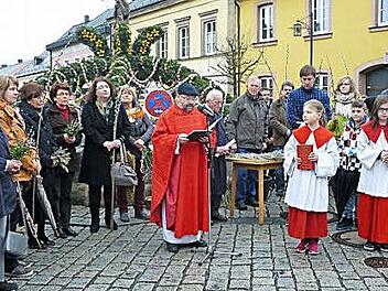 Viele Stadtsteinacher ließen Palmzweige und Gestecke von Pfarrer Wolfgang Eßel weihen. Foto: Klaus-Peter Wulf