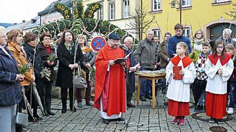 Viele Stadtsteinacher ließen Palmzweige und Gestecke von Pfarrer Wolfgang Eßel weihen. Foto: Klaus-Peter Wulf