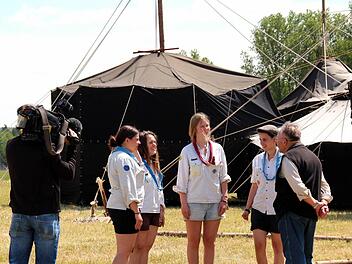 Die ersten eingetroffenen Pfadfinder bei der Lagebesprechung. Foto: Johanna Blum