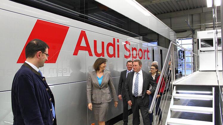 Ilse Aigner besucht Fahrzeugbau Hofmann in Mainleus. Foto: Jürgen Gärtner
