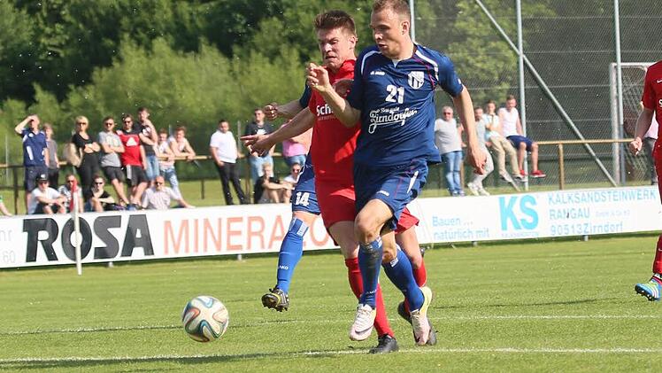 Nach diesem Laufduell gegen Daniel Krapfenbauer sah BSV-Kapitän Florian Süß (li.) die Rote Karte und es gab Elfmeter.  Foto: Sebastian Baumann