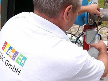 Wasserproben entnehmen ist das Tagesgeschäft von Timo Schreiner, Mitarbeiter im Wasserwerk der SÜC. Regelmäßig wird das Wasser auf Inhaltsstoffe überprüft. Foto: Angelika Reng