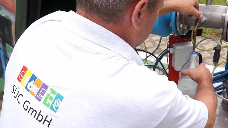 Wasserproben entnehmen ist das Tagesgeschäft von Timo Schreiner, Mitarbeiter im Wasserwerk der SÜC. Regelmäßig wird das Wasser auf Inhaltsstoffe überprüft. Foto: Angelika Reng