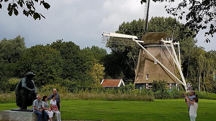 Holland, ohne Windmühlen unvorstellbar: hier die "Rembrandt-Windmühle" mit dem Denkmal des Malers.