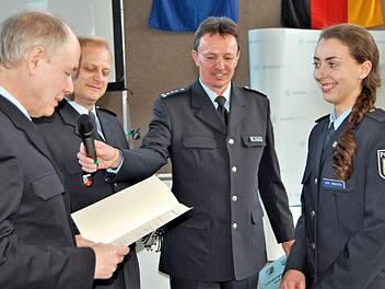 Die stellvertretende Lehrgangssprecherin Marlena von Malottki wird vom Leitenden Polizeidirektor Andreas Poddig (von links) und Polizeioberrat Ralf Wiegand zur Polizeimeisterin befördert. Foto: Sigismund von Dobschütz