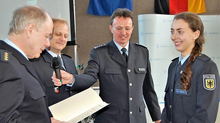 Die stellvertretende Lehrgangssprecherin Marlena von Malottki wird vom Leitenden Polizeidirektor Andreas Poddig (von links) und Polizeioberrat Ralf Wiegand zur Polizeimeisterin befördert. Foto: Sigismund von Dobschütz