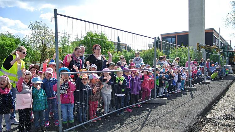 Die acht Gruppen der Kindertagesst&auml;tte schauen erwartungsvoll durch den Absperrzaun. Foto: Franziska Wagner