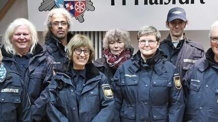 Das sind aktuelle Mitglieder der Sicherheitswacht mit den Vertretern der Ha&szlig;furter Polizei.  Foto: Polizei