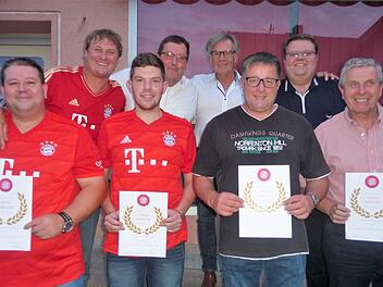 Für zehnjährige Mitgliedschaft im FCB-Fanclub "Saaletal" wurden geehrt (vorne von links): Ronny Wittmann, Michael Biebrich, Ralf Mainberger, Roland Ballner und (hinten rechts) Andreas Trägner. Es gratulierten (hinten von links) 2. Vorsitzender Robert Steiger, 1. Vorsitzender Bernd Friedrich und Ortssprecher Uto-Paul Schmitt.           Katharina Bambach