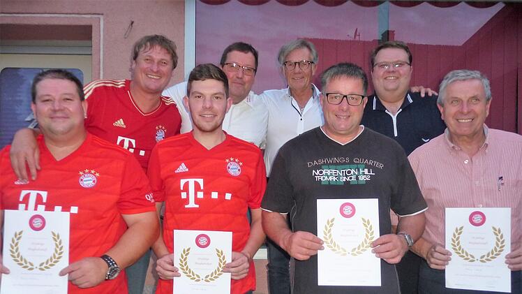 Für zehnjährige Mitgliedschaft im FCB-Fanclub "Saaletal" wurden geehrt (vorne von links): Ronny Wittmann, Michael Biebrich, Ralf Mainberger, Roland Ballner und (hinten rechts) Andreas Trägner. Es gratulierten (hinten von links) 2. Vorsitzender Robert Steiger, 1. Vorsitzender Bernd Friedrich und Ortssprecher Uto-Paul Schmitt.           Katharina Bambach