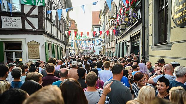 2019 findet die Sandkerwa bereits zum 69. Mal statt. Nach eigenen Angaben erwarten die Veranstalter auch in diesem Jahr wieder &uuml;ber 200.000 Besucher. Foto: Nicolas Armer/dpa