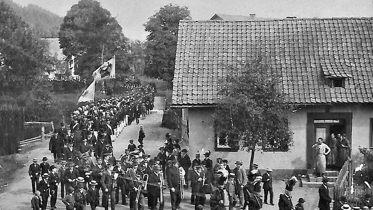 Imposanter Festzug zum 70. Geburtstag Richard von Swaines von der Katharinazeche aus am Dorfteich - jetzt Dorfplatz - vorbei in Richtung Hauptstraße, Eisenbahn und Neukenrother Gotteshaus. Den Steigern und Musikanten folgten die Honoratioren im Zylinder, Fahnenabordnungen und Knappen. Rechts im Bild das ehemalige Bauernsachshaus.Repros: Gerd Fleischmann