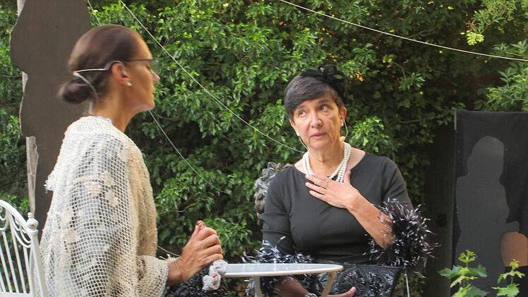 Emily Brent (Sandra Eichelbrönner-Fickert) gesteht Lady Laura Warcrave (Elisabeth Lampert) ihr Versagen, das mit dem Tod eines jungen Menschen endete. Foto: Winfried Ehling