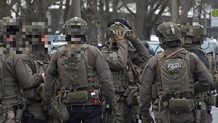 Sch&uuml;ler mit Waffe gemeldet: Polizei umstellt Schule mit Gro&szlig;aufgebot