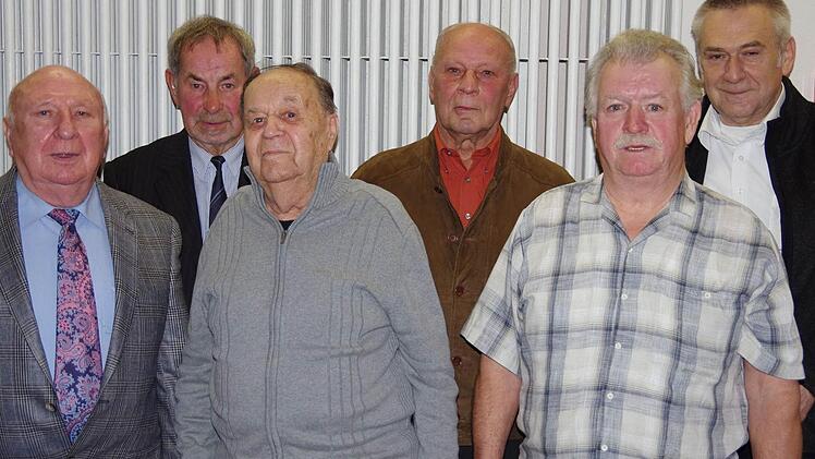 50 Jahre Treue zum Rauchclub (von links): Peter Kaiser, Roland Brand, Edgar Kraus, Paul-Hans Kaiser, Reinhold Reuß und Vorsitzender Norbert Metz.  Fotos: Klaus Werner