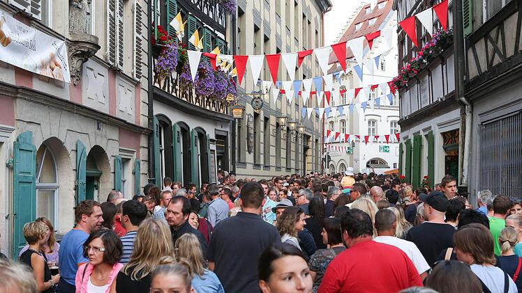 Bereits am frühen Abend gab es in der Sandstraße kaum ein Durchkommen mehr. Foto: RiegerPress