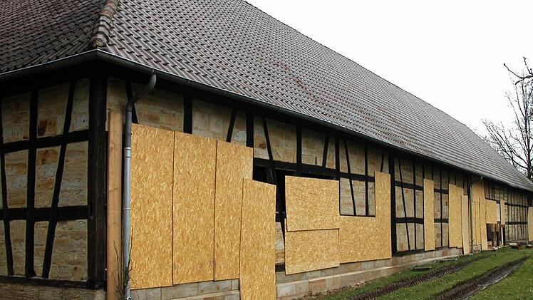 Vernagelt ist das Gebäude von Westen her betrachtet. Im Inneren laufen schon einige Arbeiten.  Foto: Klaus Oelzner