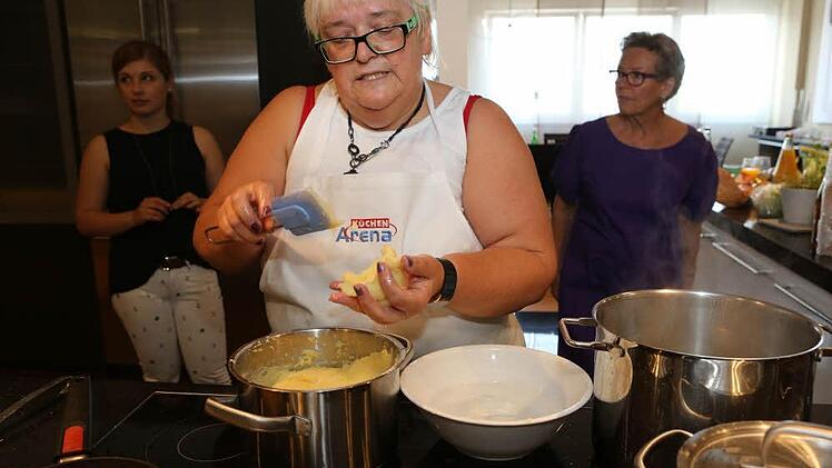 Christel Fehn-Maisel patscht Klöße.Foto: Barbara Herbst