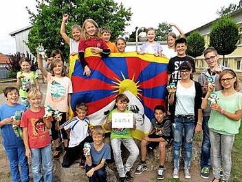 Mit der tibetischen Flagge machen die Ebelsbacher Mittelschüler deutlich, wofür sie sich ins Zeug gelegt haben.  Fotos: Günther Geiling