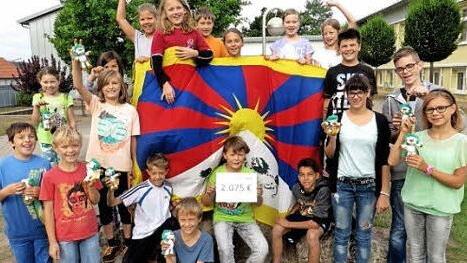 Mit der tibetischen Flagge machen die Ebelsbacher Mittelschüler deutlich, wofür sie sich ins Zeug gelegt haben.  Fotos: Günther Geiling