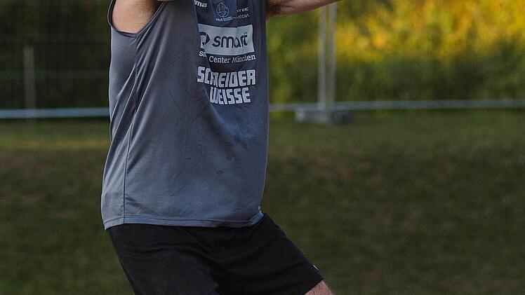 Christopher Kern macht den Tomahawk-Schlag. Foto: René Ruprecht