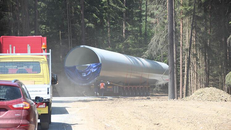 Der Schwertransport zwängt sich durch den Wald. Da sieht man, warum eine so breite Schneise geschlagen werden musste.  Foto: Friedwald Schedel