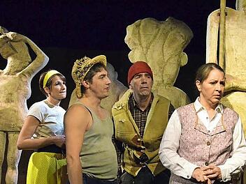 Dorfleute und eines ihrer Opfer (v.l.): Die Bäuerin (Susanne Pfeiffer), Knecht Georg (Nilz Bessel), Totengräber und Messner Knocherl (Ingo Pfeiffer) bedrängen die Tagelöhnerin Barbara (Sandra Lava), ihren schwulen Sohn Abram wegzuschicken  Foto: Gerhild Ahnert