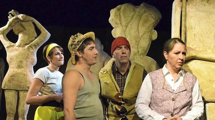 Dorfleute und eines ihrer Opfer (v.l.): Die Bäuerin (Susanne Pfeiffer), Knecht Georg (Nilz Bessel), Totengräber und Messner Knocherl (Ingo Pfeiffer) bedrängen die Tagelöhnerin Barbara (Sandra Lava), ihren schwulen Sohn Abram wegzuschicken  Foto: Gerhild Ahnert