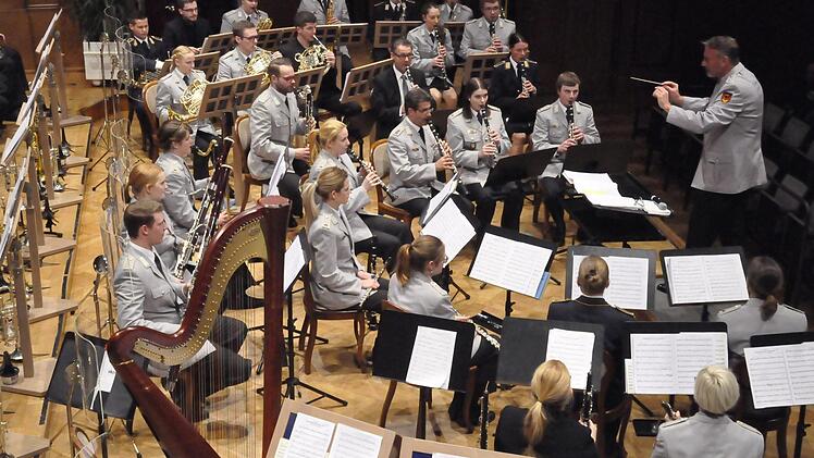 Musikstudenten in Uniform werden sie gerne genannt. In den Semesterferien ihres Studiums an der Robert Schumann Hochschule für Musik in Düsseldorf gehen sie als Ausbildungsmusikkorps mit ihrem musikalischen Leiter Oberstleutnant Michael Euler auf Konzertreise.  Foto: Peter Klopf