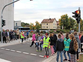 Rot für die Autos - Grün für die Schüler: Vor der Schlüsselfelder Grund- und Mittelschule sorgt seit neuestem eine Fußgängerampel für mehr Sicherheit.  Foto: Evi Seeger