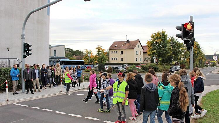 Rot für die Autos - Grün für die Schüler: Vor der Schlüsselfelder Grund- und Mittelschule sorgt seit neuestem eine Fußgängerampel für mehr Sicherheit.  Foto: Evi Seeger
