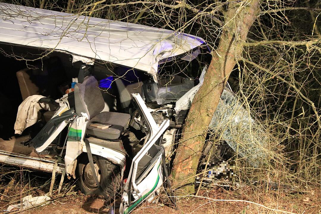 Auto prallt nach Verfolgungsjagd bei Staffelbach gegen Baum