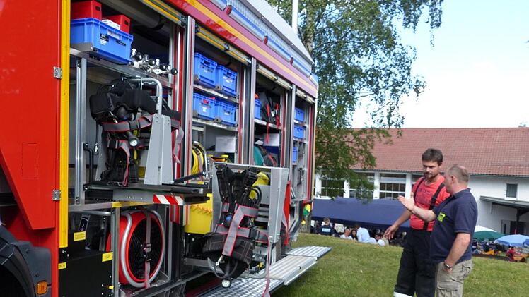 Bei  einer  Fahrzeugschau präsentierten die Rettungs- und Hilfsdienste ihre stete Einsatzbereitschaft. Foto: Klaus-Peter Wulf