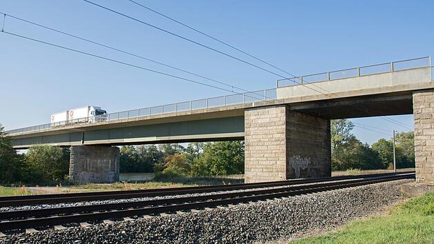 Das Staatliche Bauamt Schweinfurt wird von 2020 bis 2023 eine neue Br&uuml;cke &uuml;ber die Bahn und den Main zwischen Obertheres und Untertheres errichten. Foto: Ulrike Langer