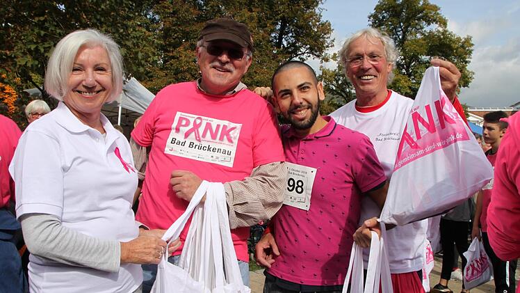 Ohne die vielen ehrenamtlichen Helfer wäre der Charity-Lauf zugunsten der Brustkrebsvorsorge nicht denkbar. Foto: Ulrike Müller