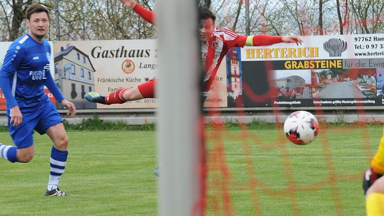 Aus der Tiefe des Raums kommt Fuchsstadts Kapitän Simon Bolz zum Abschluss.ssp