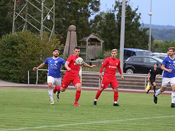 Baiersdorfs Neuzugang Aleksandar Temelkov (rotes Trikot.) r&auml;umte vor der Abwehrreihe ab. Durch einen Handelfmeter nahm der SV Schwaig um Volkan Akbulut dennoch die Punkte mit. Foto: Uwe Kellner, anpfiff.info