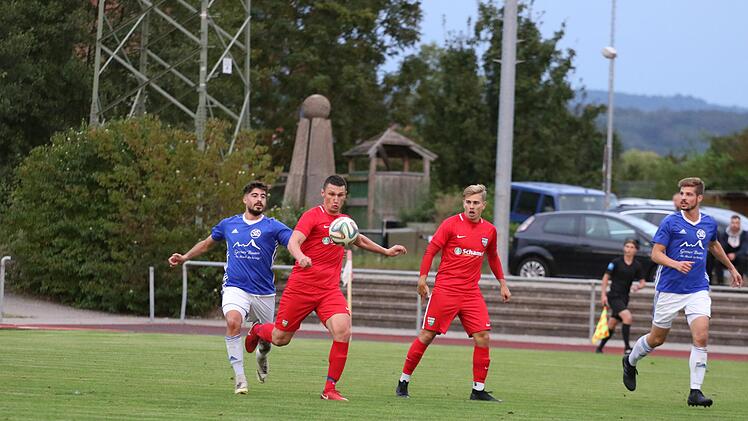 Baiersdorfs Neuzugang Aleksandar Temelkov (rotes Trikot.) r&auml;umte vor der Abwehrreihe ab. Durch einen Handelfmeter nahm der SV Schwaig um Volkan Akbulut dennoch die Punkte mit. Foto: Uwe Kellner, anpfiff.info