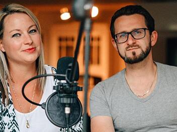 "Die Forchheimla": Anna Röser und ihr Mann Martin drücken die Liebe zu ihrer Heimat Forchheim am liebsten über ihren Podcast aus. Foto: Lisa Doneff
