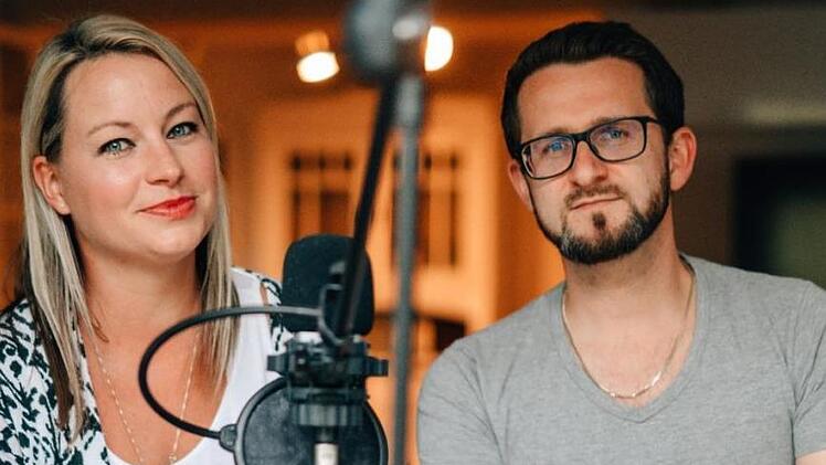 "Die Forchheimla": Anna Röser und ihr Mann Martin drücken die Liebe zu ihrer Heimat Forchheim am liebsten über ihren Podcast aus. Foto: Lisa Doneff