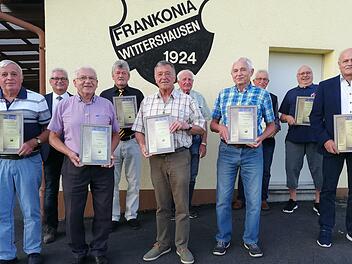 Das Ehrungsfoto mit den Mitgliedern, die 50 oder 60 Jahre Mitglied beim FC Frankonia Wittershausen sind (von links):  Roland Schmitt, Vorsitzender Jürgen Weigand, Reinhard Sell, Ehrenvorsitzender Kurt Weigand, Peter Schenkirsch, Reinhold Heilmann, Albrecht Sell, Herbert Bahn, Hermann Boos und Erich Müller.