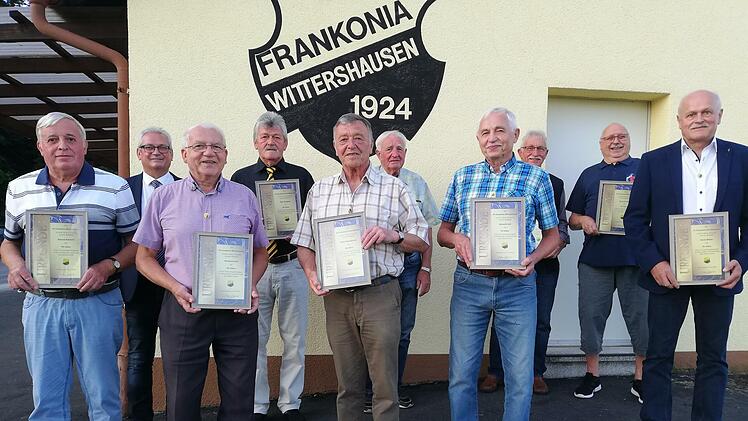 Das Ehrungsfoto mit den Mitgliedern, die 50 oder 60 Jahre Mitglied beim FC Frankonia Wittershausen sind (von links):  Roland Schmitt, Vorsitzender Jürgen Weigand, Reinhard Sell, Ehrenvorsitzender Kurt Weigand, Peter Schenkirsch, Reinhold Heilmann, Albrecht Sell, Herbert Bahn, Hermann Boos und Erich Müller.