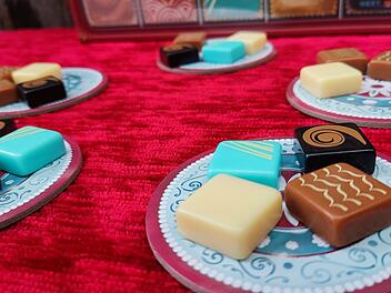 Azul: Meister-Chocolatier: Rezension des Pralinen-Puzzelspiels