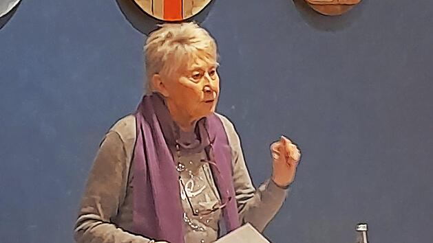 Sonja Keil beim Vortrag ihrer Mundartgeschichte vom Sofortgewinn