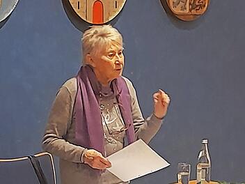 Sonja Keil beim Vortrag ihrer Mundartgeschichte vom Sofortgewinn