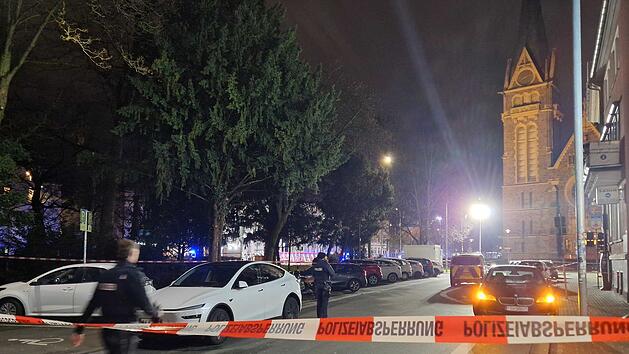 Mann verletzt mit Auto in Gie&szlig;en mehrere Menschen