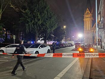 Mann verletzt mit Auto in Gie&szlig;en mehrere Menschen