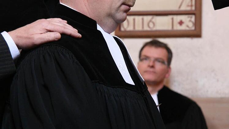 Hier wird der neue Pfarrer in seine Amt eingeführt.