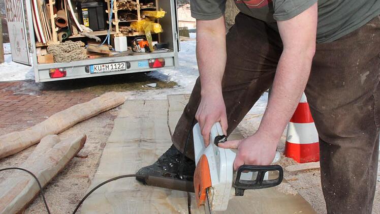 Michael Ströhlein lässt vor dem Kindergarten die Spähne fliegen.