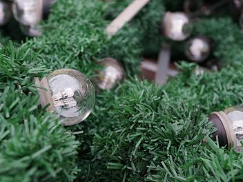 Sie sehen wie normale Glühbirnen aus, doch in den Glaskörpern stecken acht LEDs. Foto: Arkadius Guzy